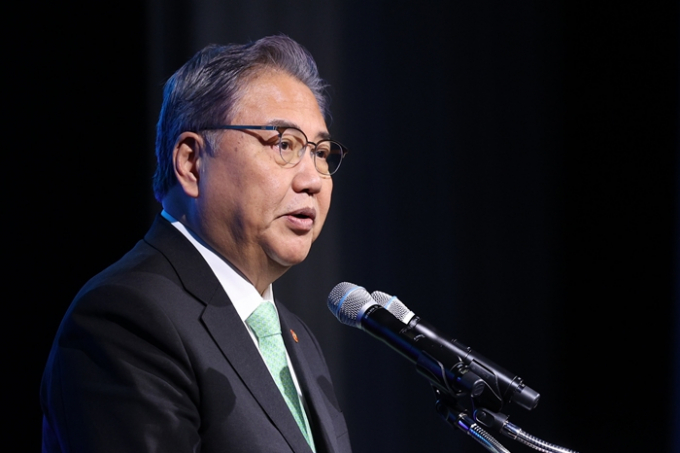 박진 외교부 장관이 2030 부산세계박람회(엑스포) 유치 실패와 관련해 "국민들께 송구하게 생각한다"며 사과의 뜻을 밝혔다. 사진은 30일 오전 서울 용산구 그랜드하얏트 호텔에서 열린 제5차 여성과 함께하는 평화 국제회의에서 개회사를 하는 박 장관의 모습. /사진=뉴스1
