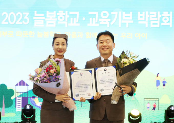 아시아나항공 교육기부 봉사단이 '2023년 제12회 대한민국 교육기부 대상'에서 개인부문 대상을 차지했다. 사진은 30일 일산 킨텍스에서 열린 시상식에서 개인부문 대상을 수상한 현보영(왼쪽) 부사무장과 이용주 선임기장. /사진=아시아나항공