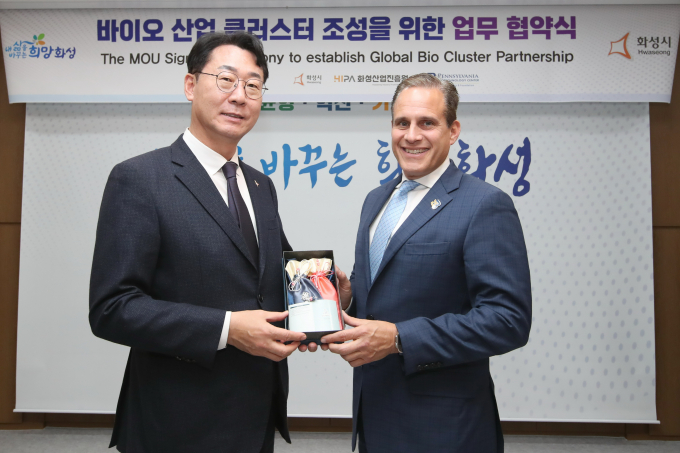 화성시(시장 정명근)가 30일 화성시청 중앙회의실에서 미국 펜실베니아 바이오기술센터와 '바이오산업 클러스터 조성을 위한 업무협약'을 체결했다. / 사진제공=화성시