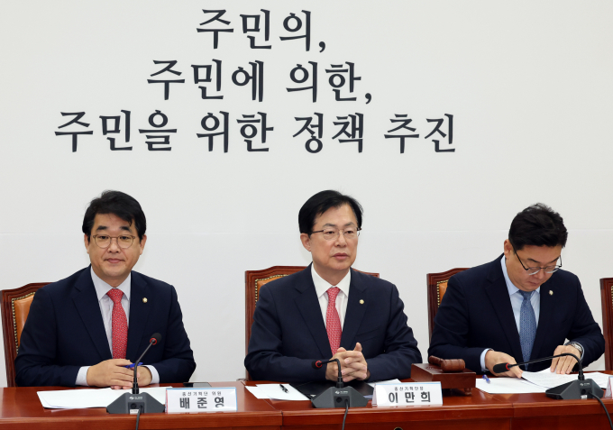 국민의힘이 다음달 중순 공천관리위원회를 출범할 계획이다. 사진은 이만희 국민의힘 총선기획단장과 배준영, 김성원 국민의힘 총선기획단 위원이 지난 29일 서울 여의도 국회에서 열린 총선기획단 회의에 자리하고 있는 모습. /사진=뉴스1