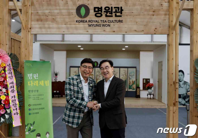 김철우 보성군(왼쪽)와 히승철 하동군수 가 손을 꼭 잡고 있다./뉴스1
