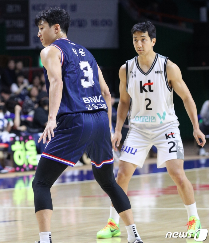 30일 오후 부산 사직실내체육관에서 열린 2023-2024 정관장 프로농구 부산 KCC와 수원 KT의 경기에서 KCC 허웅과 KT 허훈이 마주하고 있다. 2023.11.30/뉴스1 ⓒ News1 윤일지 기자