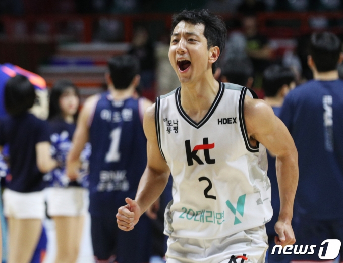 30일 오후 부산 사직실내체육관에서 열린 2023-2024 정관장 프로농구 부산 KCC와 수원 KT의 경기에서 85대 71로 승리한 KCC 허훈이 환호하고 있다. 2023.11.30/뉴스1 ⓒ News1 윤일지 기자