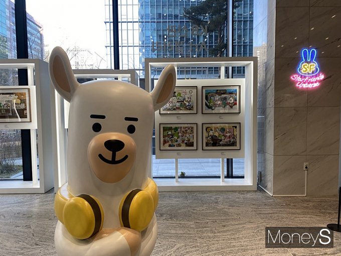  KB금융그룹이 지난 30일 서울 여의도 국민은행 신관 1층 ART 갤러리에서 스타프렌즈 캐릭터의 첫 번째 전시회를 열었다. 사진은 스타프렌즈 캐릭터 '라무'의 조형물 모습. /사진=정수현 기자 