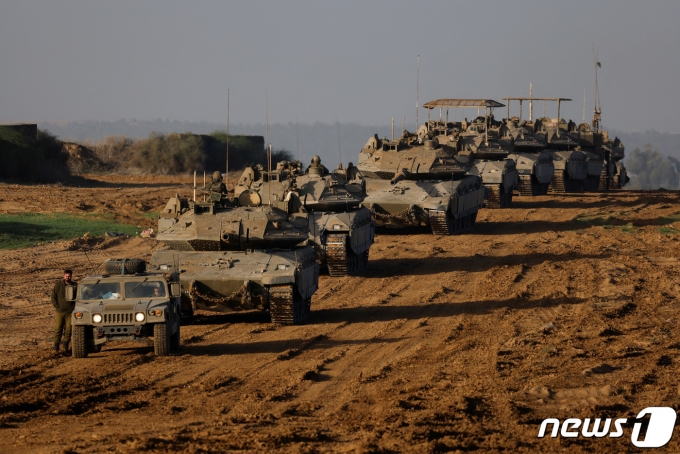이스라엘 군과 하마스 간 일시 휴전이 발효된 24일(현지시간) 이스라엘 장갑차(APC)와 탱크들이 팔레스타인 가자지구를 떠나 이스라엘 지역으로 이동하고 있다. ⓒ 로이터=뉴스1 ⓒ News1 최종일 기자