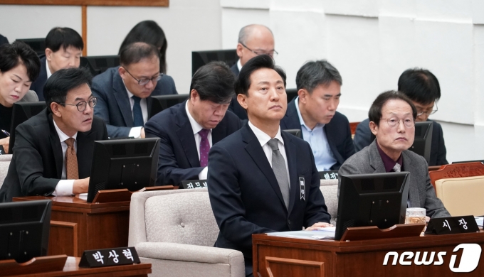 오세훈 서울시장이 11월17일 서울 중구 서울시의회 본회의장에서 열린 제321회 정례회 시정질문에 출석해 있다. (서울시 제공) 2023.11.17/뉴스1