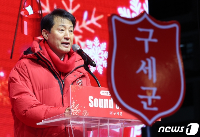 오세훈 서울시장이 지난 30일 오후 서울광장에서 열린 2023 구세군 자선냄비 시종식에서 축사를 하고 있다. ⓒ News1 이동해 기자