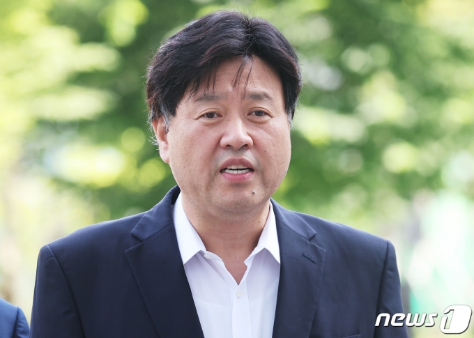 김용 전 민주연구원 부원장이 쌍방울 대북 송금 의혹과 관련해 참고인 신분으로 조사를 받기 위해 지난 7월27일 오전 경기 수원시 영통구 수원지방검찰청에 출석하고 있다.(공동취재) 2023.7.27/뉴스1 ⓒ News1 김영운 기자