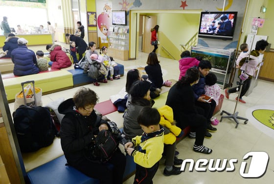 서울의 한 소아과병원에 어린이와 보호자들이 진료를 기다리고 있다. (사진은 기사 내용과 관련이 없음)/뉴스1 ⓒ News1 안은나 기자