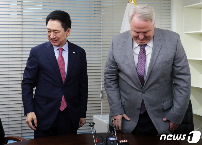 김기현 국민의힘 대표와 인요한 혁신위원장이 17일 서울 여의도 당사에서 면담을 위해 입장하고 있다. (공동취재) 2023.11.17/뉴스1 ⓒ News1 송원영 기자