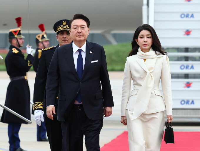 윤석열 대통령과 김건희 여사가 오는 11월부터 14일까지 네덜란드를 국빈 방문한다. 사진은 2030세계박람회(엑스포) 개최지 선정 투표를 앞두고 파리를 방문한 윤석열 대통령과 부인 김건희 여사가 지난달 23일(현지시각) 파리 오를리 공항에 도착해 공군 1호기에서 내리고 있는 모습. /사진=뉴시스 