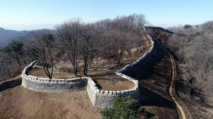 경기도남한산성세계유산센터가 2022년 6월부터 시작한 세계유산 남한산성 외성(봉암성) 보수 공사가 지난달 30일 완료돼 도민에게 다시 개방됐다. / 사진제공=경기도남한산성세계유산센터 