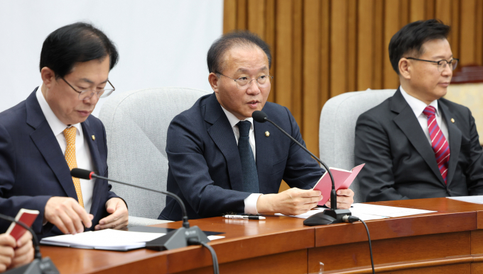  윤재옥 국민의힘 원내대표(가운데)가 1일 오전 서울 여의도 국회에서 열린 원내대책회의에서 발언하고 있다. /사진=뉴시스