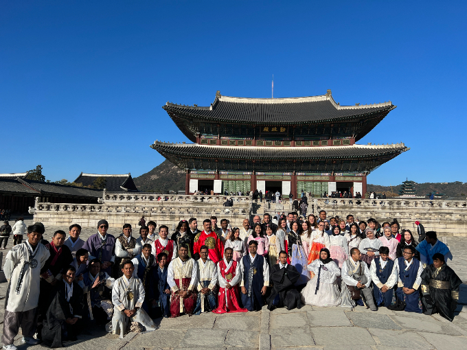 Global P.A.L. 프로그램1기 직원들이 경복궁에서 한복체험 후 기념사진을 찍고 있다. /사진=포스코