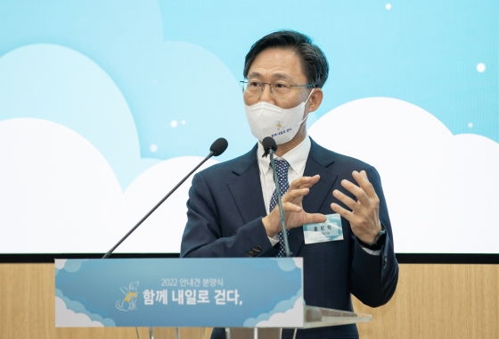 홍원학 삼성화재 사장이 삼성생명 대표로 자리를 옮겼다.  사진은 지난 9월 20일 경기도 용인 삼성화재안내견학교에서 열린 안내견 분양식 행사에서 홍원학 대표가 인사말 하는 모습. 사진은 기사 내용과 직접적인 관련이 없음./사진=삼성전자