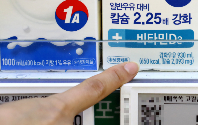 서울에 위치한 한 마트에 같은 크기로 진열된 우유의 용량이 각각 1000mL, 930mL로 표시돼 있다./사진=뉴스1