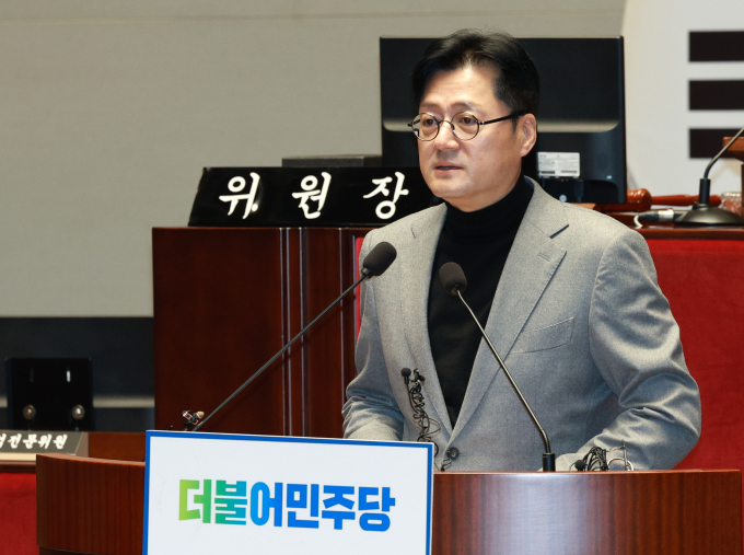 홍익표 더불어민주당 원내대표가 이동관 방송통신위원장의 사의 표명에 "탄핵을 회피하기 위한 꼼수"라며 "대통령은 이 위원장 사표를 수리하지 말고 국회 탄핵 절차가 마무리될 수 있도록 해달라"고 밝혔다. 사진은 홍 원내대표가 지닌달 30일 서울 여의도 국회 본관 예결위회의장에서 열린 의원총회에서 발언하고 있는 모습. /사진=뉴시스