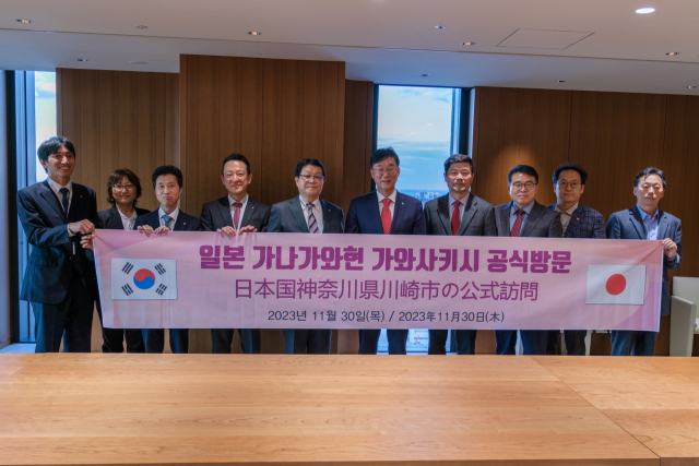 이민근 경기 안산시장(사진 왼쪽 여섯번째)이 30일 일본 나가사키시를 방문해 시 관계자들과 기념촬영을 하고 있다. / 사진제공=안산시