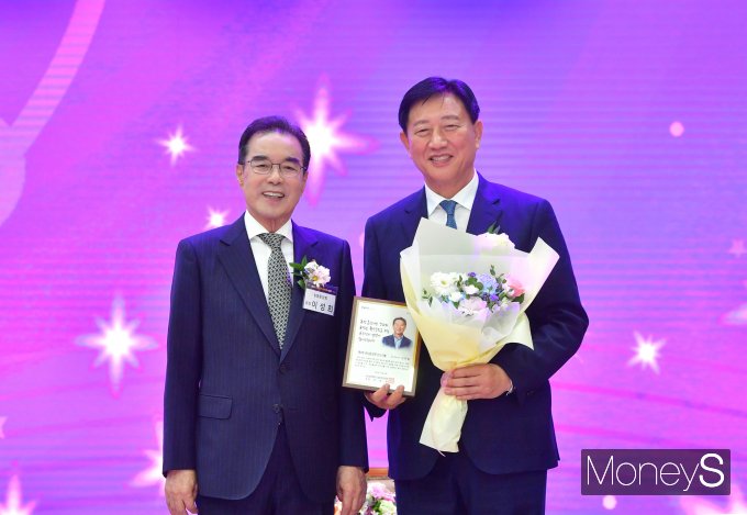 김한종 전남 장성군수는 지난달 29일 농협중앙회 본관 대강당에서 열린 '2023년 귀농활성화 선도인상'을 수상했다/사진=농협전남본부 제공.