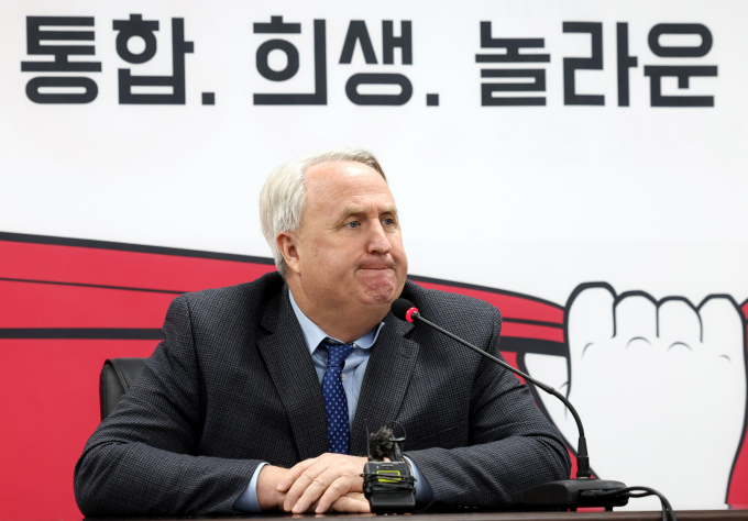 인요한 국민의힘 혁신위원장의 '셀프 공천관리위원회 위원장 추천'이 당내에서 비판을 받고 있다. 사진은 인 위원장이 지난달 30일 서울 여의도 국민의힘 당사에서 열린 '국민과 함께 혁신위원회 제11차 전체회의'에 참석해 있는 모습. /사진=뉴시스