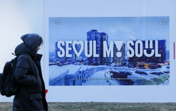 2일 전국은 구름이 많고 전날 대비 날씨가 풀려 오는 3일은 영상권을 유지할 것으로 예상된다. 사진은 지난달 30일 오후 서울 중구 서울광장 스케이트장 공사장 가림벽에 게시된 서울의 겨울 풍경과 홍보 문구들. /사진= 뉴시스