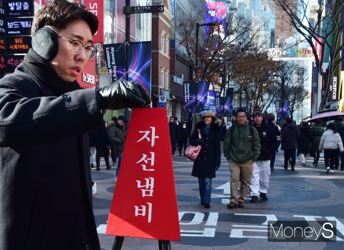 ▲ 인산인해 명동거리, 자선냄비 설치하는 구세군 사관
