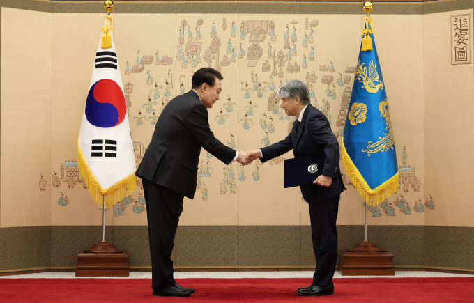 윤석열 대통령이 1일 서울 용산 대통령실 청사에서 이종석 헌법재판소장에게 임명장을 수여한 뒤 악수하고 있다. /사진=뉴시스