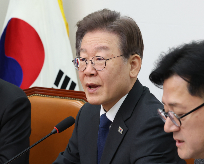 이재명 더불어민주당 대표는 1일 이동관 방송통신위원장이 탄핵소추안 국회 표결을 앞두고 사의를 표명한 것에 대해 "이렇게 꼼수로 하는 건 옳지 않다"고 말했다. 1일 서울 여의도 국회에서 열린 최고위원회의에서 발언을 하는 이 대표의 모습. /사진=뉴스1
