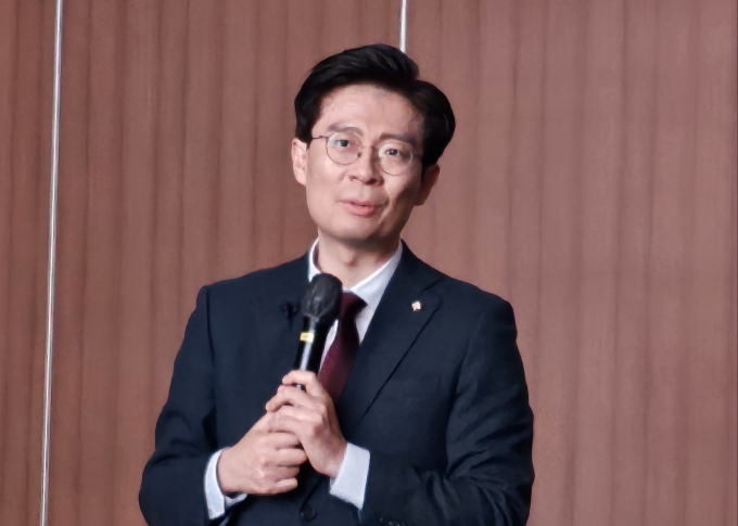 국민의힘 인재영입위원회가 다음주부터 매주 영입 인재를 발표한다고 밝혔다. 사진은 조정훈 국민의힘 인재영입위원이 지난달 23일 대구 엑스코에서 '좌와 우를 넘어 앞으로'라는 주제로 열린 토크콘서트에서 발언하고 있는 모습. /사진=뉴스1
