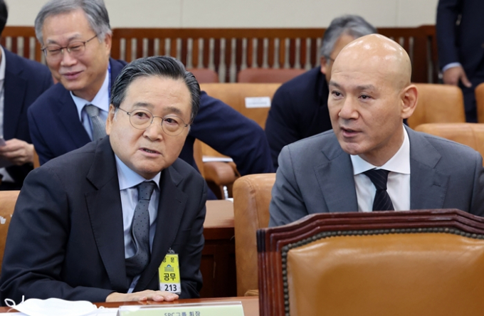 국회 환경노동위원회는 1일 산업재해 관련 청문회를 열고 허영인 SPC그룹 회장과 이해욱 DL그룹 회장을 질타했다. 여야는 안전 강화 대책을 마련해야 한다고 촉구했고, 이 회장과 허 회장은 도의적 책임을 인정하며 고개를 숙였다. 사진은 허영인(왼쪽) SPC그룹 회장과 이해욱 DL그룹 회장이 1일 오전 서울 여의도 국회 환경노동위원회에서 열린 '산업재해 관련 청문회'에 출석해 대화를 나누는 모습. /사진=뉴스1