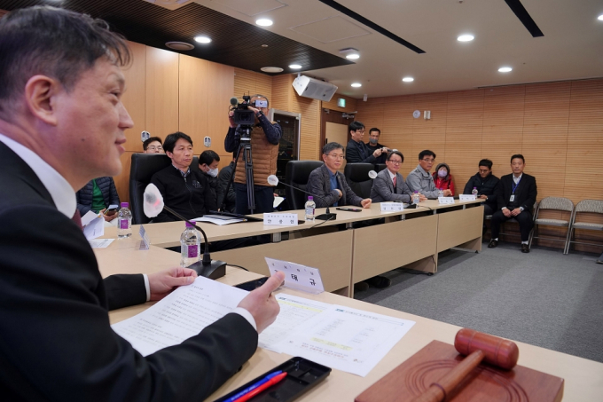 국민권익위원회(위원장 김홍일, 이하 국민권익위)는 1일 의정부시 송산3동 행정복지센터에서 김태규 부위원장 주관으로 집단민원 현장조정회의를 개최하고 민락 지하차도 전 구간에 저소음 포장을 하는 등 소음저감 대책을 수립·실시하기로 결정했다. / 사진제공=국민권익위원회