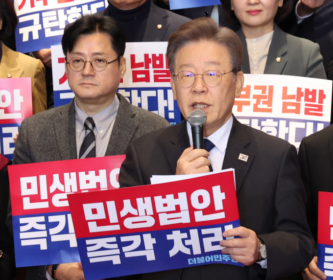 이재명 더불어민주당 대표(오른쪽)가 1일 오후 서울 여의도 국회 로텐도홀 게단에서 거부권 남발 규탄 및 민생법안 처리 촉구 대회에서 발언을 하고 있다. /사진=뉴스1