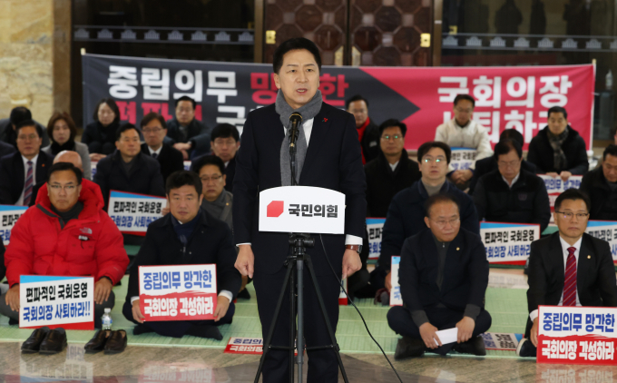 김기현 국민의힘 대표가 1일 서울 여의도 국회 로텐더홀에서 열린 비상 의원총회에서 더불어민주당과 김진표 국회의장의 본회의 강행에 대한 규탄 발언을 하고 있다. /사진=뉴스1