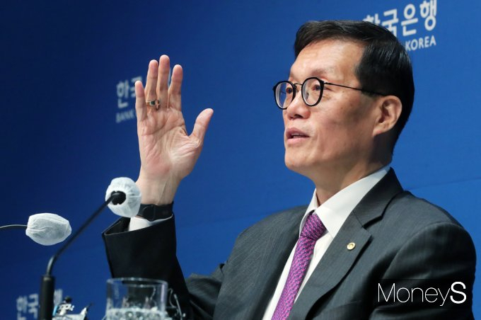 이창용 한국은행 총재가 30일 서울 중구 남대문로 한국은행에서 열린 기자간담회에서 취재진 질의에 답변하고 있다./사진=임한별 기자