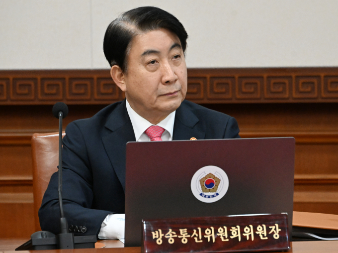 이동관 방송통신위원장이 지난 1일 오전 서울 종로구 세종대로 정부서울청사에서 열린 임시 국무회의에서  한덕수 국무총리의 발언을 듣고 있다. /사진=뉴스1