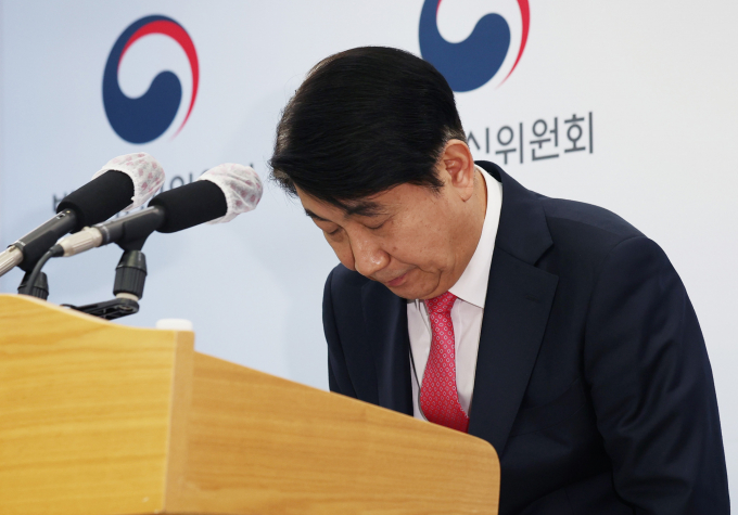 이동관 방송통신위원장이 지난 1일 오후 경기 과천 방송통신위원회 브리핑실에서 사퇴 관련 입장을 밝힌 후 인사를 하고 있다. /사진=뉴시스