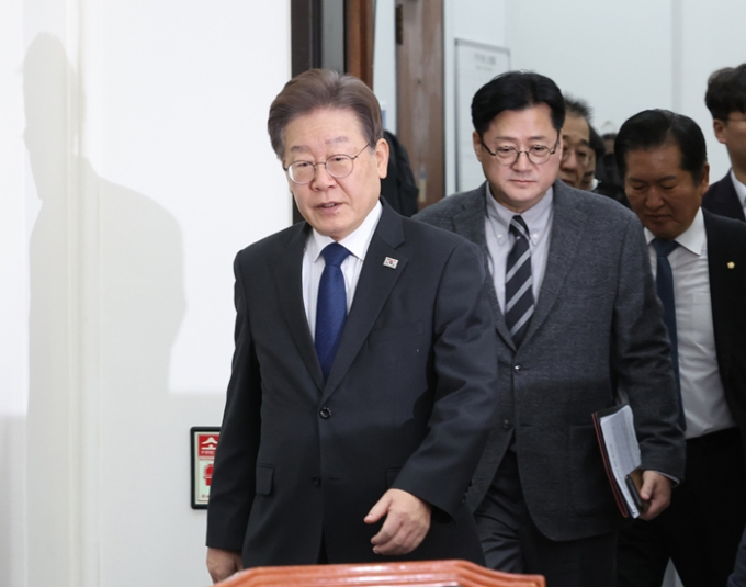 더불어민주당이 내년 총선 공천 심사를 앞두고 재판을 진행 중이거나 중대 비위에 연루된 현역 의원들의 소명서를 토대로 공직윤리 수행실적 지표의 감점 폭을 결정했다. 사진은 1일 서울 여의도 국회에서 열린 최고위원회의에 참석하는 이재명 대표의 모습. /사진=뉴스1