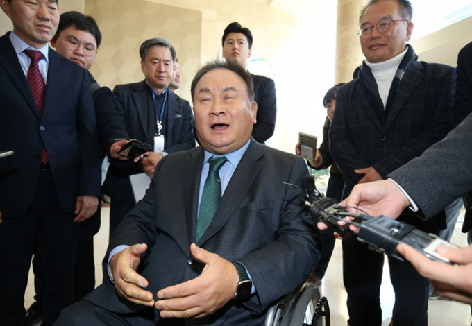 이상민 더불어민주당 의원이 다음주 기자회견을 열고 거취를 표명하겠다고 1일 밝혔다. 사진은 지난달 21일 대전 유성구 한국과학기술연구원(KAIST)에서 열린 한국 정치의 문제점과 개혁방안 강연 및 토론회에 앞서 취재진의 질문에 답하는 이 의원의 모습. /사진=뉴스1
