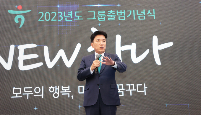 함영주 하나금융그룹 회장이 지난 1일 기념식에 참석한 임직원에게 'NEW 하나'를 달성하기 위한 '진심의 하나, 세상의 하나'라는 실천 다짐의 의미를 강조하며 소통하고 있다./사진=하나금융