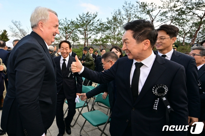 김기현 국민의힘 대표(오른쪽)가 22일 서울 동작구 현충원에서 열린 김영삼 전 대통령 서거 8주기 추모식에서 인요한 국민의힘 혁신위원장을 향해 엄지 손가락을 치켜세우고 있다. (공동취재) 2023.11.22/뉴스1 ⓒ News1 구윤성 기자