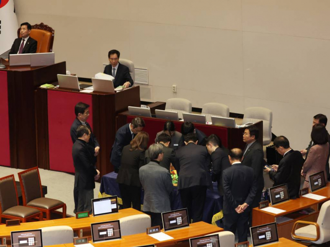 더불어민주당 주도 하에 '검사 탄핵안'이 국회 본회의를 통과했다. 이에 대검찰정은 "또다시 정치적 목적으로 검사를 탄핵소추한 점에 대해 깊은 유감을 표한다"고 밝혔다. 사진은 1일 서울 여의도 국회 본회의장에서 열린 제410회 국회(정기회) 제13차 본회의에서 감표위원들이 손준성·이정섭 검사 탄핵소추안 투표지를 확인하는 모습./사진= 뉴스1