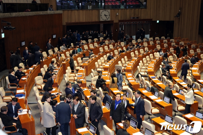1일 오후 서울 여의도 국회 본회의장에서 열린 제410회 국회(정기회) 제13차 본회의에서 더불어민주당 의원들이 손준성·이정섭 검사 탄핵소추안 투표를 위해 이동하고 있다. 이날 본회의에서 손·이 검사에 대한 탄핵소추안을 각각 재석 180명 중 찬성 175명, 반대 2명, 기권 1명, 무효 2명, 재석 180명 중 찬성 174명, 반대 3명, 기권 1명, 무효 2명으로 의결했다. 2023.12.1/뉴스1 ⓒ News1 황기선 기자