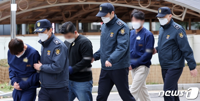 영풍제지 불공정 거래 의혹과 관련해 자본시장법 위반 혐의를 받는 김모 씨 등 3명이 17일 오후 서울 양천구 서울남부지방법원에서 열리는 구속 전 피의자심문(영장실질심사)에 출석하고 있다. 2023.11.17/뉴스1 ⓒ News1 김진환 기자