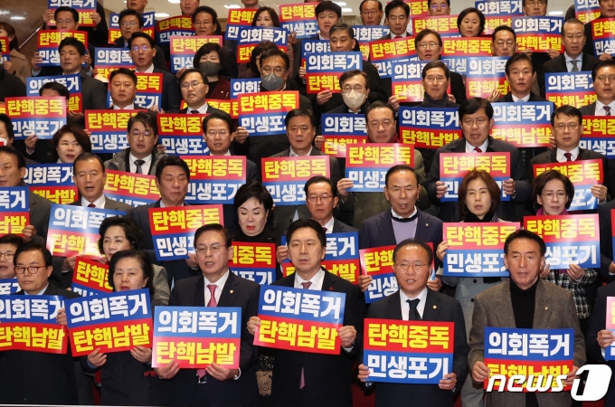김기현 국민의힘 대표 등이 1일 오후 서울 여의도 국회 로텐더홀 앞 계단에서 손피켓을 들고 손준성·이정섭 검사 탄핵소추안 통과 규탄 구호를 외치고 있다. 2023.12.1/뉴스1 ⓒ News1 송원영 기자