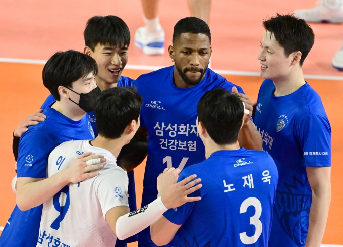 현대캐피탈을 제압하고 3위에 오른 삼성화재(KOVO 제공)