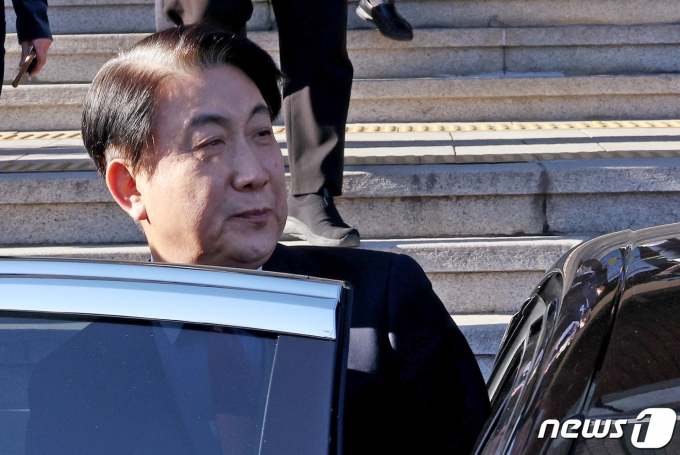 이동관 방송통신위원장이 1일 경기 정부과천청사 방통위에서 사퇴 관련 입장을 발표한 뒤 청사를 떠나고 있다. 2023.12.1/뉴스1 ⓒ News1 장수영 기자