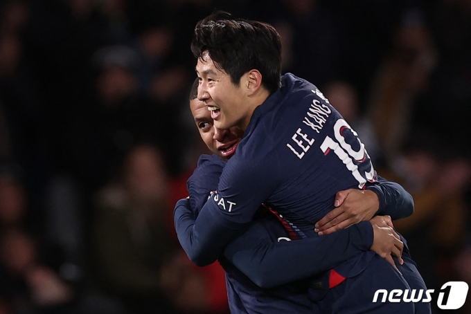 PSG의 이강인이 3일(현지시간) 프랑스 파리의 파르크 데 프랭스에서 열린 리그1 몽펠리에와 경기서 공식전 3경기 연속 공격 포인트인 리그 1호 골을 터트린 뒤 킬리안 음바페와 포옹을 하고 있다. 2023.11.4 ⓒ AFP=뉴스1 ⓒ News1 우동명 기자