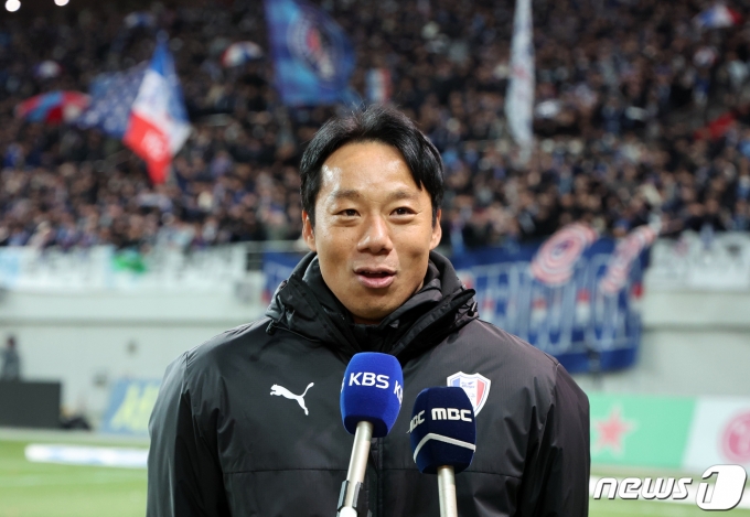 25일 오후 서울 마포구 서울월드컵경기장에서 열린 프로축구 ‘2023 하나원큐’ K리그1 37라운드 FC서울과 수원삼성의 경기, 후반 바사니의 결승골로 1대0 승리를 거둔 수원 삼성 염기훈 감독대행(가운데)이 경기 후 인터뷰를 하고 있다. 2023.11.25/뉴스1 ⓒ News1 김진환 기자