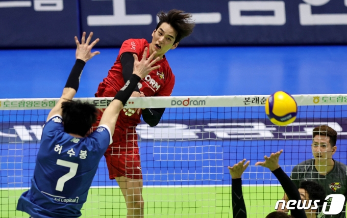 한국전력 임성진이 21일 경기 수원체육관에서 열린 남자프로배구 2023-2024 도드람 V리그 한국전력과 현대캐피탈의 경기에서 스파이크를 하고 있다. (한국전력 배구단 제공) 2023.11.21/뉴스1