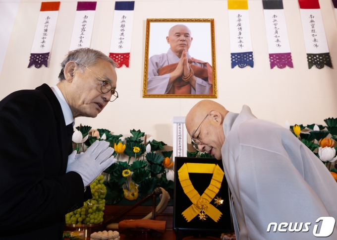 유인촌 문화체육관광부 장관이 2일 오전 서울 종로구 조계사에 대웅전에 마련된 전 조계종 총무원장 고(故) 자승 스님 분향소에 정부 국민훈장 무궁화장을 추서한 뒤 조계종 총무원장 진우 스님과 합장하고 있다. (공동취재) 2023.12.2/뉴스1 ⓒ News1 신웅수 기자